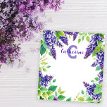 Bloc-note Lilacs pourpres avec nom de Feuilles verts et mono<br><div class="desc">Ce bloc-notes personnalisable présente un design élégant et magnifique, agrémenté de grappes de Lilacs violets et de feuilles verdoyants encadrant les bords. Le centre du bloc-notes présente une grande lettre stylisée "C" dans une teinte de lavande douce, avec le nom "Catherine" écrit dans une police gracieuse et cursive juste au-dessus....</div>