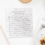 Bloc-note Liste de tâches personnalisées avec un blanc et un<br><div class="desc">Personnalisez ce bloc-notes chic à faire avec un nom et une ligne supplémentaire de texte personnalisé (montré avec "choses importantes à faire") dans du lettrage noir moderne sur un arrière - plan rose en marbre gris pâle et blush or veiné. Grâce au bloc-notes de liste de contrôle linéaire, il est...</div>