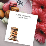 Bloc-note Macarons au chocolat maison Desserts Chef pâtissie<br><div class="desc">Cet élégant bloc-notes est doté d'un design sophistiqué avec une pile de macarons délicieux, bercé de chocolat riche, créant un attrait visuel appétissant. Le dessus du bloc-notes présente un nom dans une police audacieuse et moderne, suivi de l'expression "desserts maison" dans un charmant script manuscrit. Le texte est entièrement personnalisable,...</div>