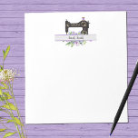 Bloc-note Machine à coudre Vintage à fleurs violet personnal<br><div class="desc">Un joli bloc-notes à thème couture,  modelé dans une machine à coudre de style vintage noir. Accentué par votre monogramme choisi et le texte du nom posé sur un bouquet somptueux de fleurs violettes pastel. Il suffit de modifier le monogramme et le nom.</div>