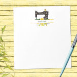 Bloc-note Machine à coudre Vintage jaune personnalisée<br><div class="desc">Un joli bloc-notes à thème couture,  modelé dans une machine à coudre de style vintage noir. Accentué par le monogramme choisi et le texte du nom posé sur un somptueux bouquet de fleurs jaunes pastel. Il suffit de modifier le monogramme et le nom.</div>