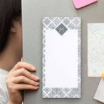 Bloc-note Magnétique Carreaux espagnols Motif gris<br><div class="desc">Personnalisez cette liste magnétique d'épicerie et placez-la sur votre réfrigérateur ou votre classeur. Le modèle est configuré pour vous permettre d'ajouter votre premier au cadre monogramme. Ce design a une bordure élégante de carreaux espagnols, dans les tons gris. Le pavé dispose également de beaucoup d'espace blanc pour ajouter vos notes...</div>