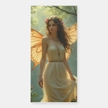 Fée en robe blanche dans la forêt