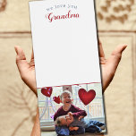 Bloc-note Magnétique Nous t'aimons grand-mère Ajouter une photo<br><div class="desc">Une note magnétique pour les amateurs de liste ! Ajoutez la photo de votre enfant à cette tablette papier personnalisée et mettez votre liste d'épicerie à jour ! Fait un merveilleux cadeau pour la famille et les amis,  en particulier les grand-mères! !</div>