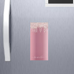 Bloc-note Magnétique Parties scintillant rose rose or gouttes de mongra<br><div class="desc">Décoré avec la goutte de parties scintillant en faux or rose, la peinture goutte à goutte. Elégant rose faux arrière - plan à l'apparence métallique. Personnalisez et ajoutez votre nom, écrit avec un script de style à la main moderne avec des swashes. Lettres de couleur or rose clair. Pour que...</div>