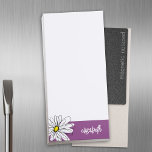 Bloc-note Magnétique Whimsical Daisy - orchidée - nom de script tendanc<br><div class="desc">Un dessin zen et fantaisiste d'une marguerite. Les lignes modernes sont dessinées à la main et comprennent des pétales blancs et un centre jaune pour la fleur. L'arrière - plan est un mauve pastel et doux - et le nom est un script tendance en blanc. Vous pouvez ajouter un nom,...</div>