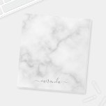 Bloc-note Marbre blanc de nom personnalisé de script moderne<br><div class="desc">Script moderne Nom personnalisé Marbre blanc cadeau avec nom personnalisé en gris style de police de script moderne sur arrière - plan en marbre blanc.</div>