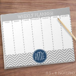 Bloc-note Marine et Grey Chevron Motif Planificateur hebdoma<br><div class="desc">Un design géométrique audacieux dans des couleurs fraîches et joyeuses. Si vous devez ajuster les monogrammes,  cliquez sur le bouton customiser et apporter des modifications.</div>