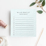 Bloc-note Menthe | Empreinte de léopard Pastel Personnalisé<br><div class="desc">Le bloc-notes personnalisé chic dispose d'un arrière - plan empreinte de léopard en vert et blanc pastel muet. Personnalisez avec un nom et une ligne supplémentaire de texte personnalisé (avec "choses importantes à faire") en lettres noires modernes. Ce bloc-notes en damier dans un motif poster de animal vert mer subtil...</div>