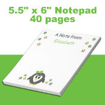Bloc-note Mignonnes étoiles de manchot et nom enfants verts<br><div class="desc">Un bloc-notes pour les enfants. Avec un mignon manchot et des étoiles. Ajoutez un nom. Idée cadeau. Vert et jaune.</div>