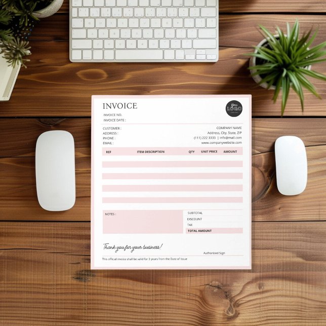 Bloc-note Modèle de facture pour petites entreprises rose mo (Modern Pink Small Business Invoice Template Notepad desk top mock up)