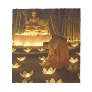 Bloc-note Moines allumant des bougies khom loy et des lanter