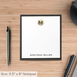 Bloc-note Monogramme de luxe simple<br><div class="desc">Élevez votre jeu de papeterie avec ce bloc-notes monogrammé avec une simple typographie de bloc classique et un cadre noir avec un monogramme médaillon d'or brossé. Le bloc-notes comprend de l'espace pour le texte personnalisé, comme votre nom ou le texte personnalisé de votre choix, ce qui le rend parfait pour...</div>