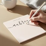 Bloc-note Monogramme fillette calligraphie rose pâle<br><div class="desc">Une carte simple de notes comporte une calligraphie manuscrite moderne pour votre nom.</div>