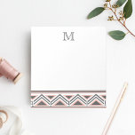 Bloc-note Monogramme géométrique des Motifs tribaux corallie<br><div class="desc">Habillez vos notes quotidiennes, vos listes d'achats et vos tâches avec ce bloc-notes chic. Le design présente un motif triangulaire moderne et élégant en corail et en gris le long du fond, avec un seul monogramme initial en haut pour coordonner les lettres grises. Besoin d'aide pour customiser ? Vous cherchez...</div>