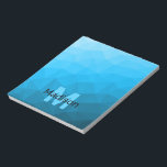 Bloc-note Monogramme motif cyan bleu géométrique<br><div class="desc">Monogramme Personnalisez la papeterie de bureau de l'école de bloc-notes avec votre initiale et votre nom personnalisés. Maille géométrique triangulaire avec dégradé bleu foncé clair.</div>