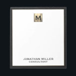 Bloc-note Monogramme noir or initial<br><div class="desc">Élevez votre jeu de papeterie avec ce bloc-notes monogrammé avec typographie classique en bloc et un cadre en cuir noir avec un monogramme médaillon d'or brossé. Le bloc-notes comprend de l'espace pour le texte personnalisé, comme votre nom et votre titre, ce qui le rend parfait pour un usage personnel ou...</div>