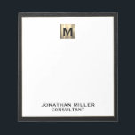 Bloc-note Monogramme noir or initial<br><div class="desc">Élevez votre jeu de papeterie avec ce bloc-notes monogrammé avec typographie classique en bloc et un cadre en cuir noir avec un monogramme médaillon d'or brossé. Le bloc-notes comprend de l'espace pour le texte personnalisé, comme votre nom et votre titre, ce qui le rend parfait pour un usage personnel ou...</div>