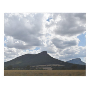 Bloc-note Monte l'esturgeon et abrupt sous des nuages dramat