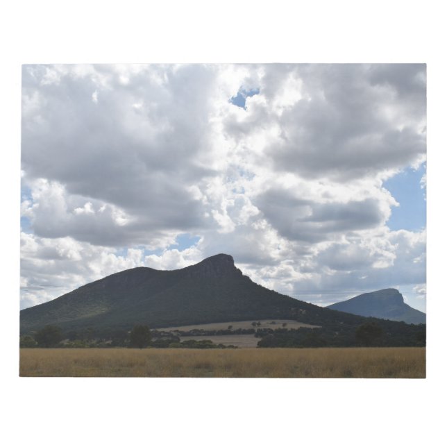 Bloc-note Monte l'esturgeon et abrupt sous des nuages dramat (Devant)