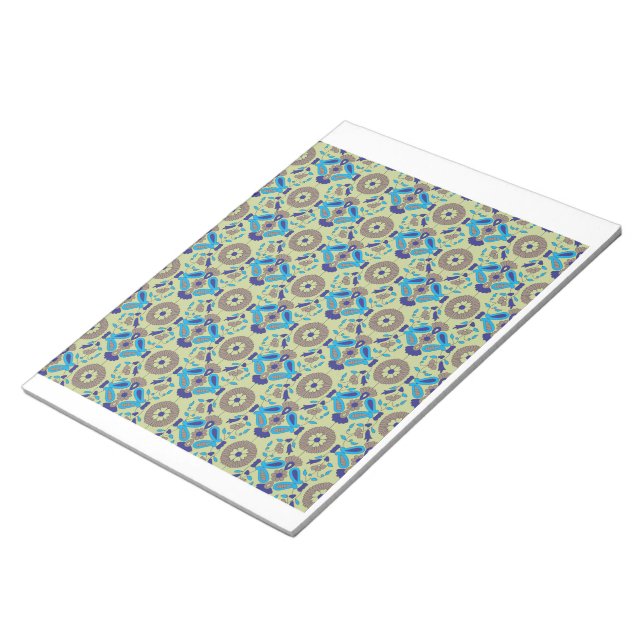 Bloc-note motif bleu et vert sur arrière - plan vert (Incliné)