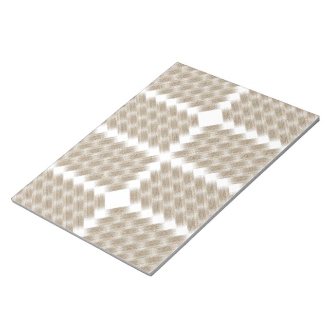 Bloc-note motif de à damiers beige et blanc sur un blanc (Incliné)