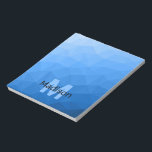 Bloc-note Motif de maillage géométrique bleu clair<br><div class="desc">Monogramme Personnalisez la papeterie de bureau de l'école de bloc-notes avec votre initiale et votre nom personnalisés. Maille géométrique triangulaire avec dégradé bleu foncé clair.</div>