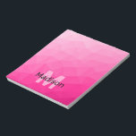 Bloc-note Motif en maille géométrique rose vif Monogramme<br><div class="desc">Bloc-notes personnalisé Monogramme pour l'école et le bureau avec votre initiale et votre nom personnalisés. Motif géométrique triangulaire en maille avec dégradé ombré rose vif clair et foncé.</div>