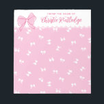 Bloc-note Motif mignon rose de la boîte du bureau de nom<br><div class="desc">Un joli bloc-notes personnalisé rose avec un motif d'arcs blancs contre un arrière - plan rose. En haut du bloc-notes girly,  du bureau de Votre Nom,  avec votre nom dans un magnifique script rose à côté d'un arc de bande dessinée en rose.</div>