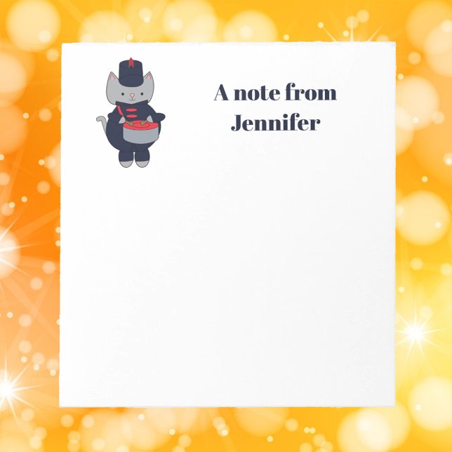 Bloc-note Orchestre d'Honneur Chat Tambour Bleu Marine Rouge (A notepad featuring a gray cat playing the drums and wearing a navy blue & red marching band uniform)