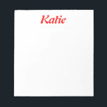 Bloc-note Pad de note de nom<br><div class="desc">Pavé de note avec lettre rouge et arrière - plan blanc.</div>