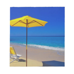 Bloc-note Parapluie de plage jaune et chaises sur plage imma