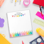 Bloc-note Pencils colorés amusants Note de l'enseignant de l<br><div class="desc">Une note du bloc-notes de l'enseignant de l'école personnalisée avec le nom de l'enseignant au-dessus des bannières de bruits colorés et une rangée de crayons colorés, certains avec motif, dans des couleurs arc-en-ciel souples. Bloc-notes pour enseignants de jardin d'enfants avec des crayons colorés et une bannière de drapeau à bouts...</div>