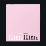 Bloc-note Pièce d'échecs personnalisée rose<br><div class="desc">Bloc-notes classique noir et blanc pour les amateurs d'échecs,  avec des figures d'échecs dans un motif géométrique. Design moderne des pièces d'échecs</div>