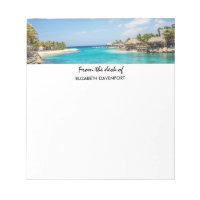 Plage tropicale pittoresque avec huttes de chaume