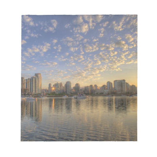 Bloc-note Regardant à travers False Creek l'horizon de (Devant)