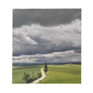 Bloc-note Route et nuages d'orage, région rurale de Toscane,