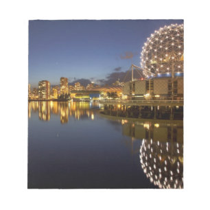 Bloc-note Science World et le CBD reflétés dans False Creek,