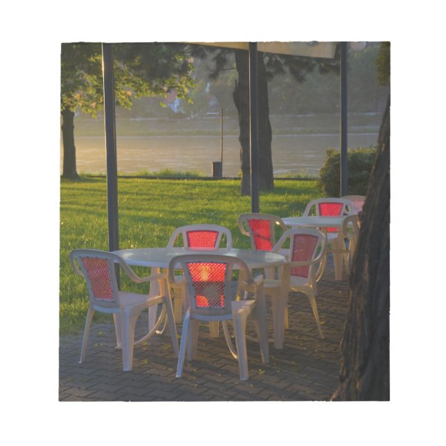 Bloc-note Table à manger et chaises au bord du Danube, (Devant)
