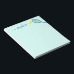 Bloc-note Tennis Personnalisé Nom élégant Turquoise Bleu<br><div class="desc">Bloc-notes personnalisé avec un simple bleu turquoise et aqua turquoise racket de tennis graphique et nom ou texte personnalisé dans un joli monogramme de police de caractères féminin et moderne. N'importe quel joueur de tennis aimerait un élégant et moderne accessoire de bureau de papeterie sur le thème du tennis pour...</div>