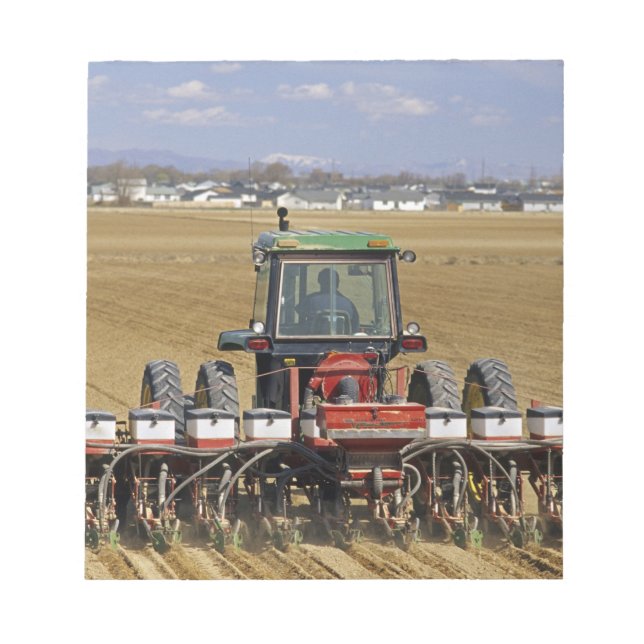Bloc-note Tracteur tirant un semoir de maïs semence. (Devant)