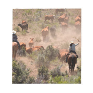 Bloc-note Trois cowboys et cowgirls conduisant du bétail