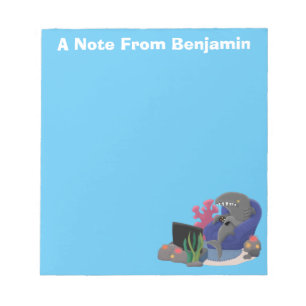 Bloc-note Un requin drôle en regardant la bande dessinée de