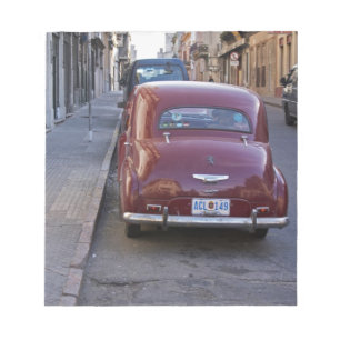 Bloc-note Une voiture Peugeot rouge classique ancienne garée