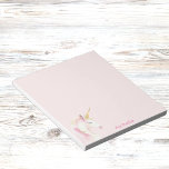 Bloc-note Unicorn rose nom fille<br><div class="desc">Une tête de licorne rose et dorée. Un arrière - plan rose pâle et doux. Personnalisez et ajoutez votre nom. Lettres roses.</div>