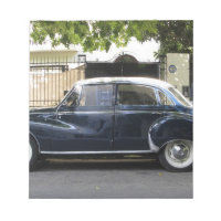 Voiture Audi ancienne mais très bien entretenue.