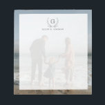 Bloc-note Votre dossier photo de famille | Monogramme person<br><div class="desc">Un bloc-notes personnalisé qui comprend votre photo de famille préférée en arrière-plan avec un nom et un monogramme écrit vers le bas.</div>