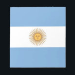 Bloc-notes avec drapeau de l'Argentine<br><div class="desc">Ajoutez une touche de fierté argentine à votre collection de papeterie avec notre bloc-notes exclusif avec le drapeau argentin ! Conçu avec une attention minutieuse aux détails, ce bloc-notes est plus qu’un simple élément fonctionnel, c’est une célébration du patrimoine et de la fierté culturelle de l’Argentine. L'élégant design affiche le...</div>