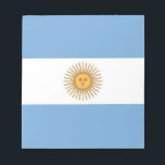 Bloc-notes avec drapeau de l'Argentine<br><div class="desc">Ajoutez une touche de fierté argentine à votre collection de papeterie avec notre bloc-notes exclusif avec le drapeau argentin ! Conçu avec une attention minutieuse aux détails, ce bloc-notes est plus qu’un simple élément fonctionnel, c’est une célébration du patrimoine et de la fierté culturelle de l’Argentine. L'élégant design affiche le...</div>