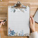 Bloc-notes floral bleu<br><div class="desc">Bloc-notes personnalisé avec des bordures florales bleues élégantes sur du papier grand format de haute qualité. Comprend 40 pages de papier déchiré avec support en carton pour une écriture robuste.</div>